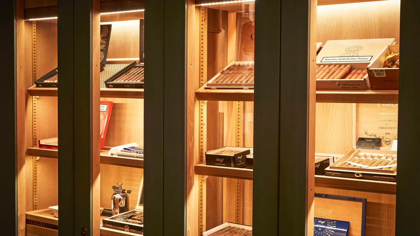 Hotel Adlon Kempinski Berlin: Amenities & Dining