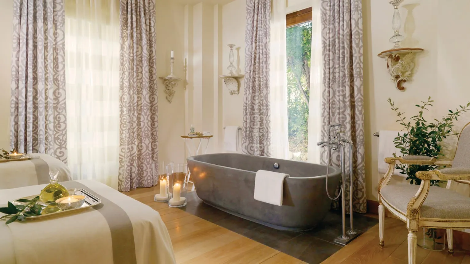 Four Seasons Hotel Firenze: Amenities & Dining