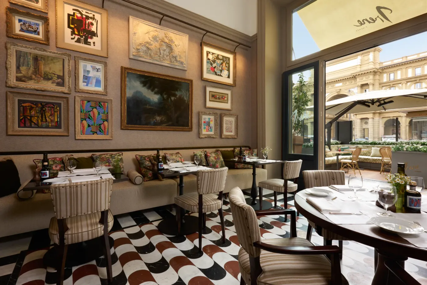Hotel Savoy: amenities and dining