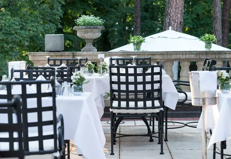 Schlosshotel Berlin: Amenities & Dining