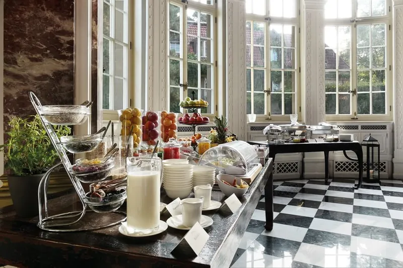 Schlosshotel Berlin: Amenities & Dining