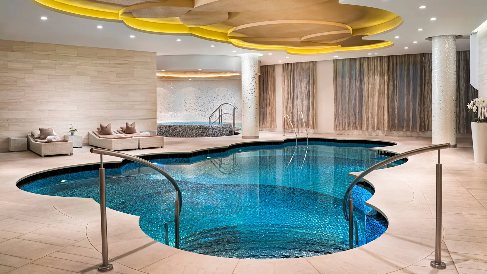 Waldorf Astoria Berlin: Amenities & Dining