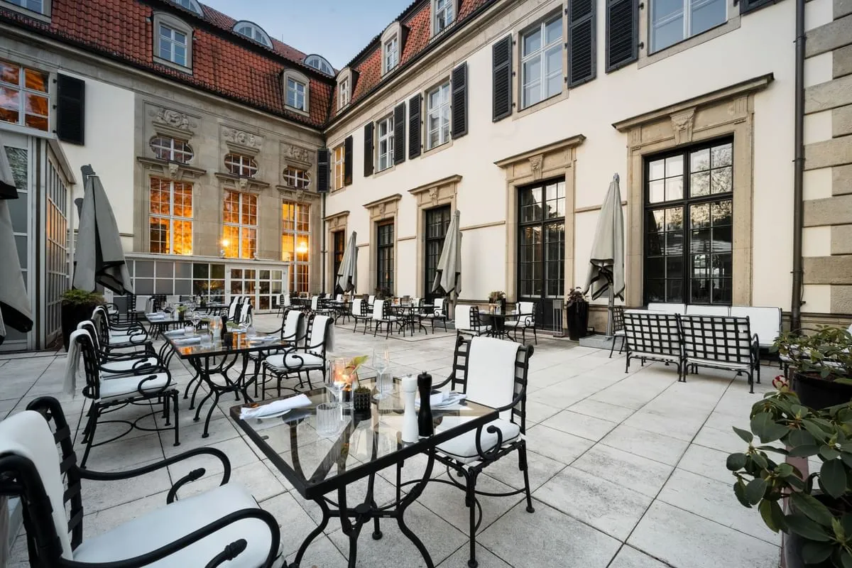 Schlosshotel Berlin: Amenities & Dining