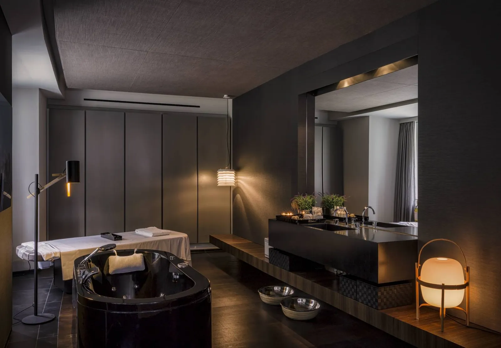 SO/ Berlin Das Stue: Amenities & Dining