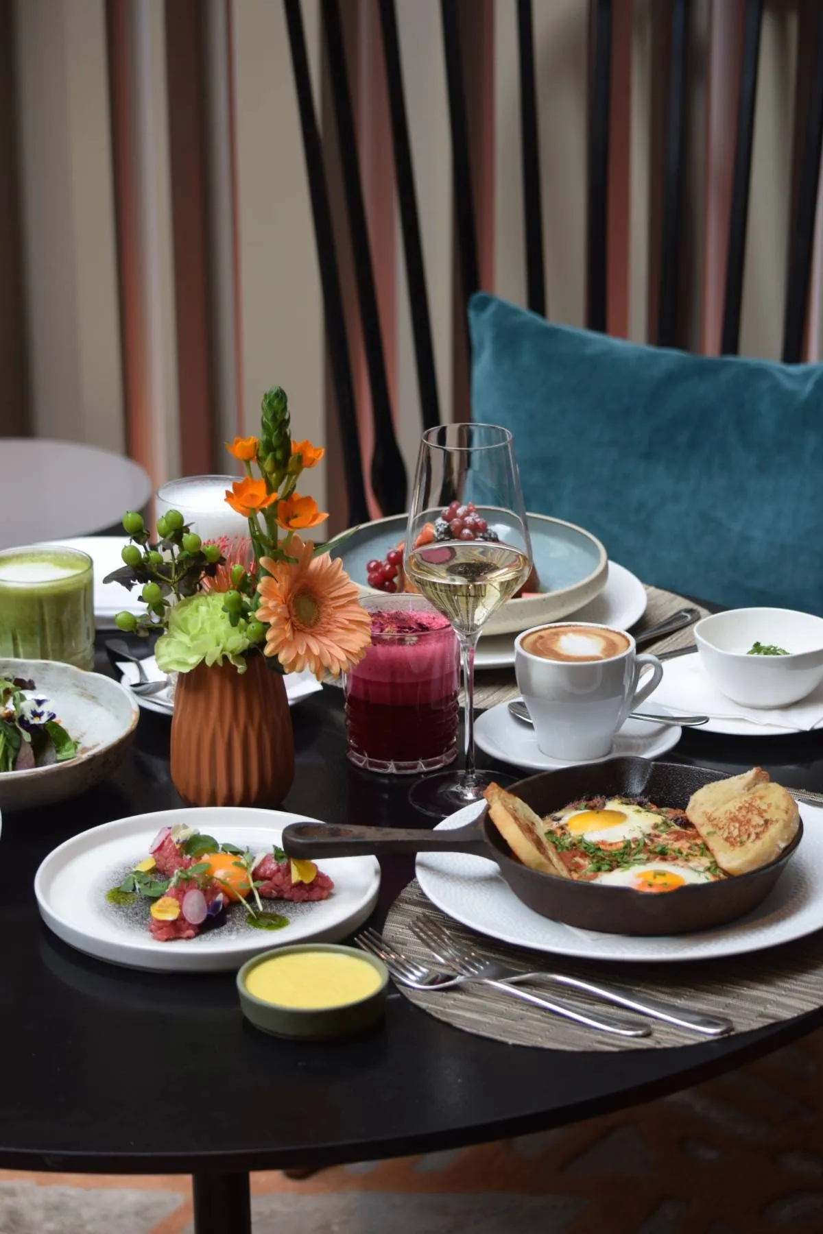 SO/ Berlin Das Stue: Amenities & Dining