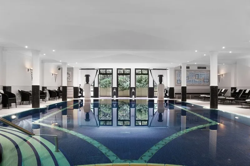 Schlosshotel Berlin: Amenities & Dining
