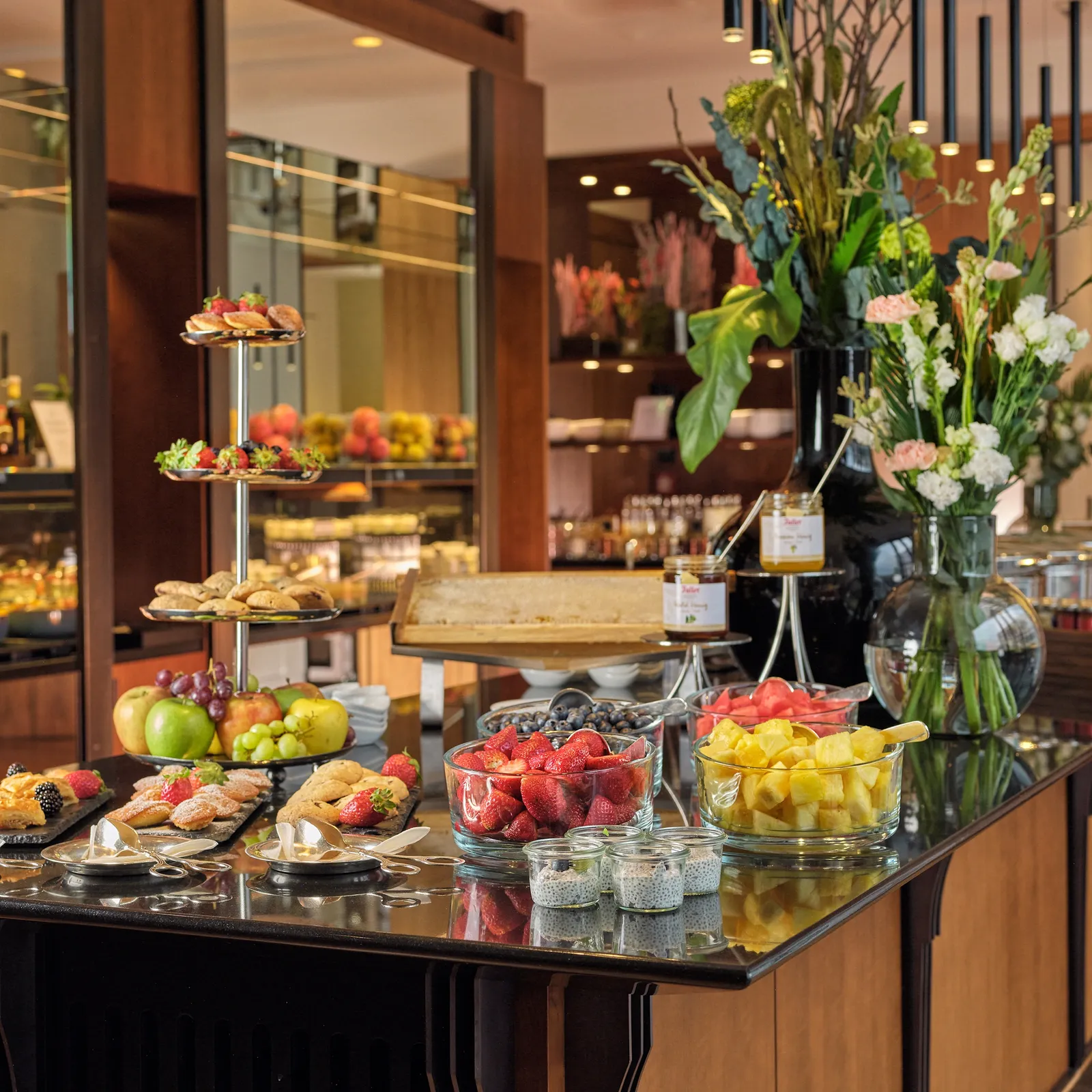 Waldorf Astoria Berlin: Amenities & Dining