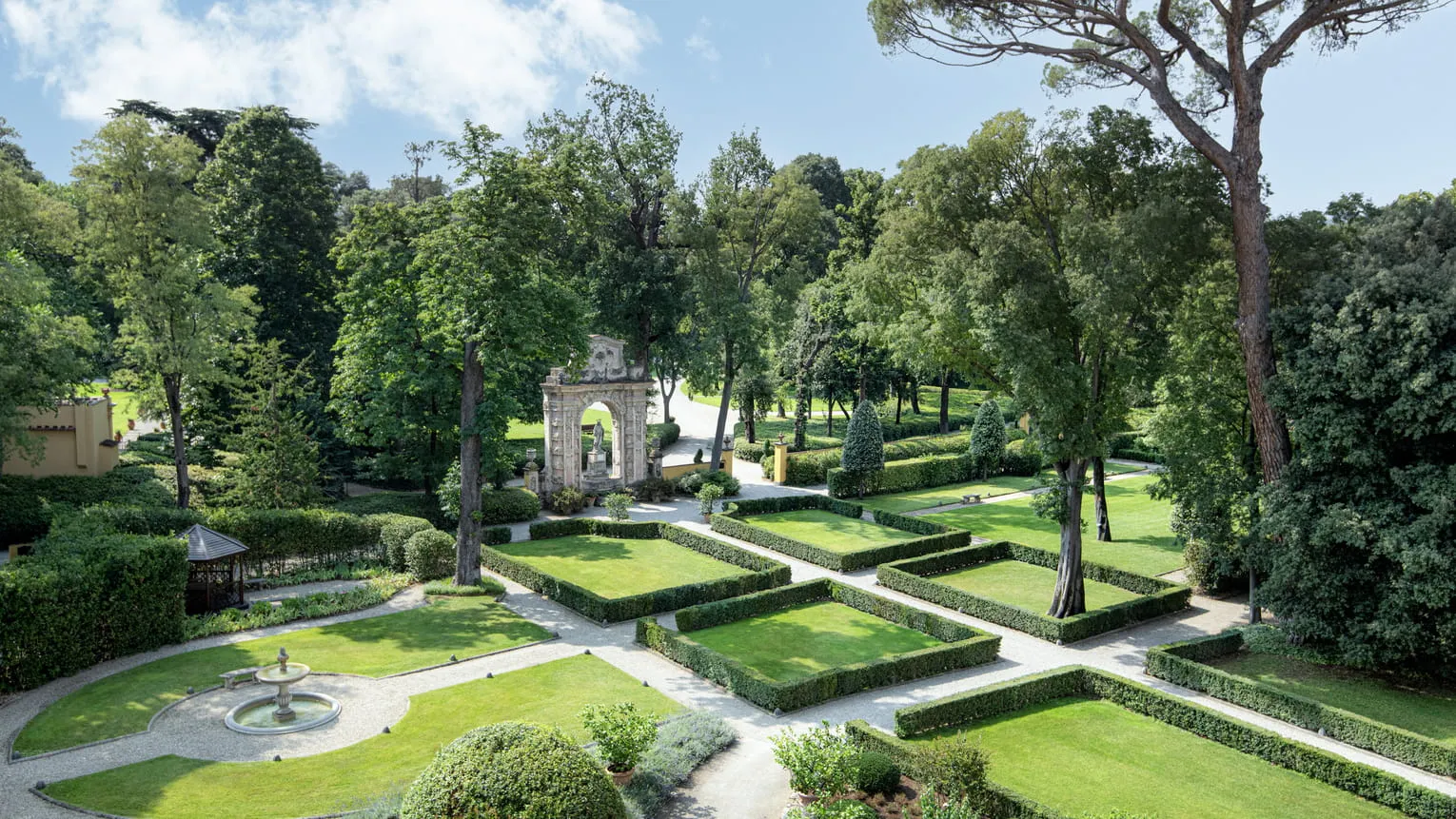 Four Seasons Hotel Firenze: Amenities & Dining