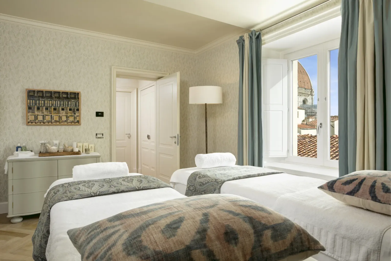 Hotel Savoy: Amenities & Dining