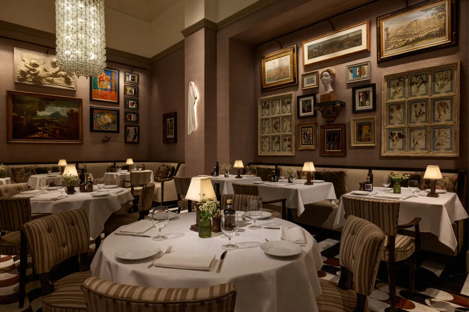 Hotel Savoy: Amenities & Dining