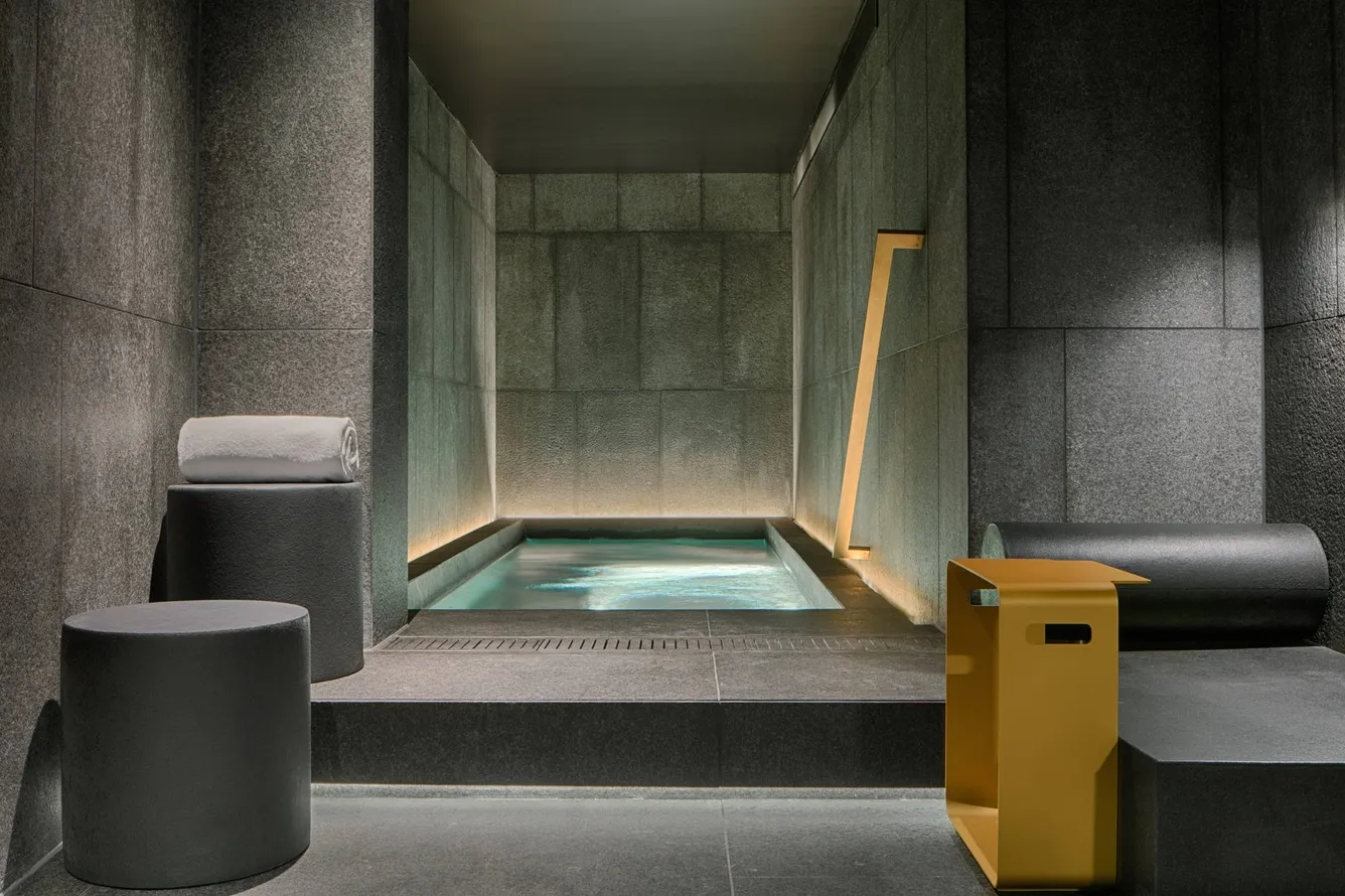 W Amsterdam: amenities and dining