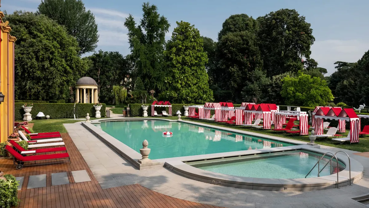 Four Seasons Hotel Firenze: Outdoor pool and a roomy hot tub