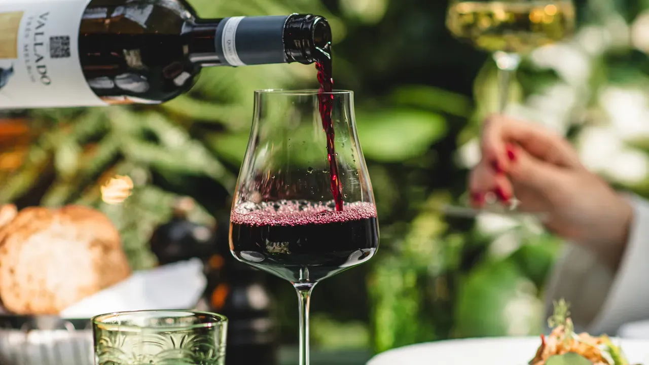 Valverde Lisboa Hotel & Garden: Amenities & Dining