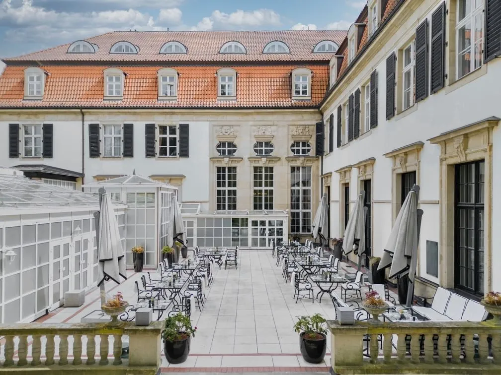 Schlosshotel Berlin: Amenities & Dining
