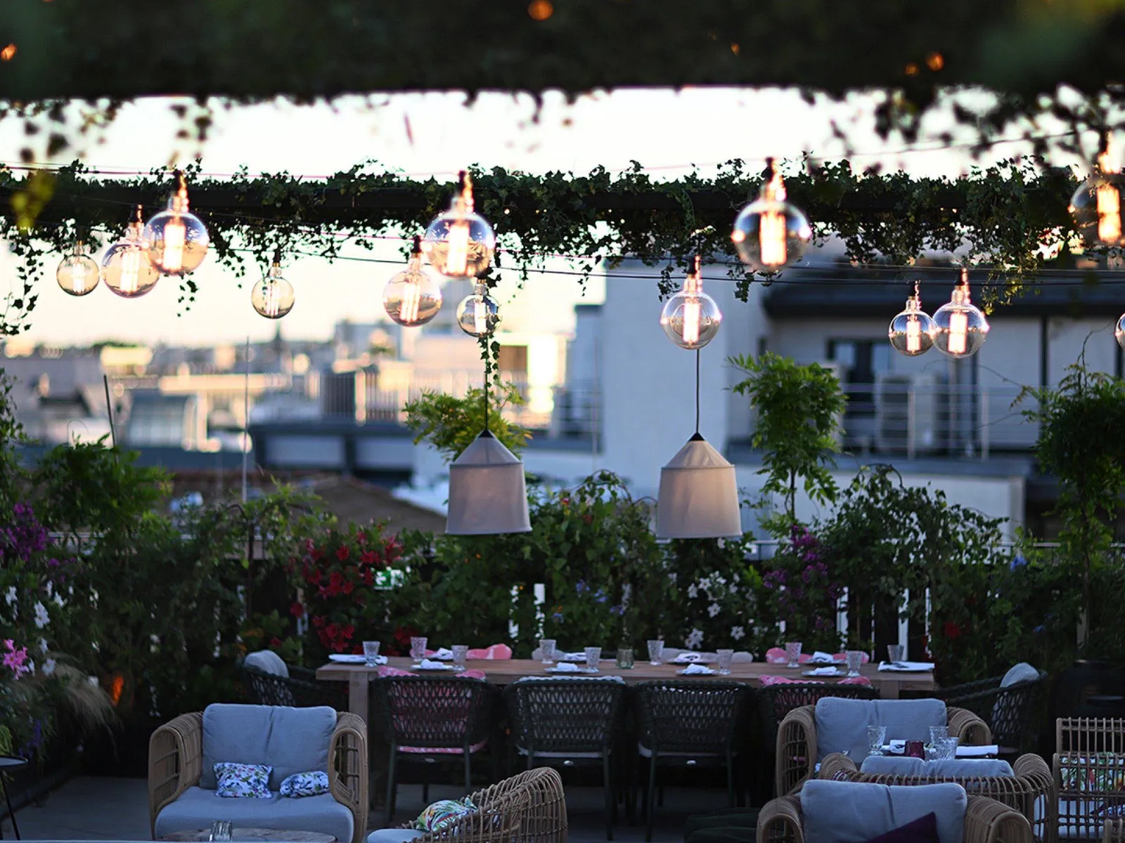 Hotel Zoo Berlin: Amenities & Dining