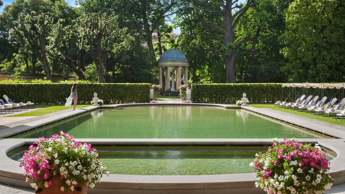 Four Seasons Hotel Firenze: Outdoor pool and a roomy hot tub