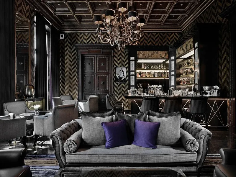 Schlosshotel Berlin: Amenities & Dining