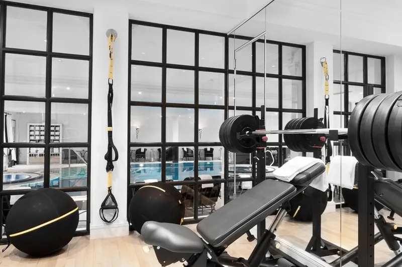 Schlosshotel Berlin: Amenities & Dining